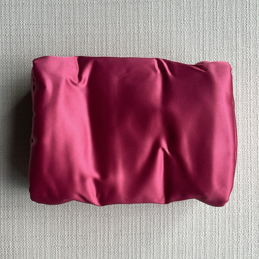 Gucci Beauty Pink Satin Cosmetic Pouch with Gold Logo - Picture 13 of 16